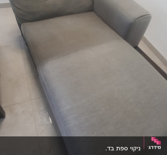 ספה אפורה עם כתם כהה על המושב